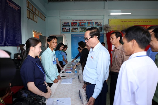NA Vice Chairman, Senior Lieutenant General Tran Quang Phuong inspects election preparations in Ca Mau