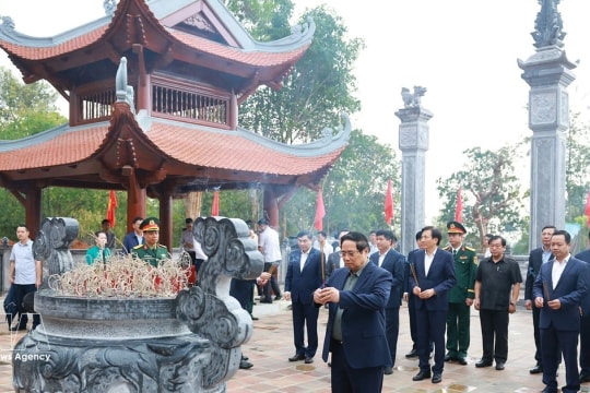PM pays tribute to President Ho Chi Minh, martyrs contributing to Dien Bien Phu Victory