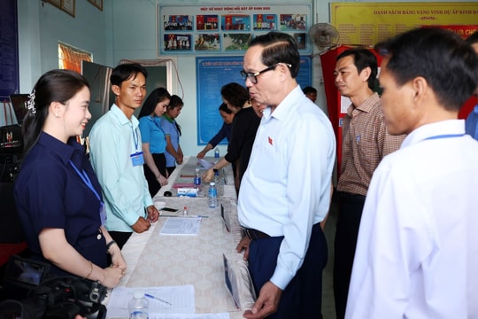 Phó Chủ tịch Quốc hội, Thượng tướng Trần Quang Phương kiểm tra công tác chuẩn bị bầu cử tại xã Đất Mũi, Cà Mau