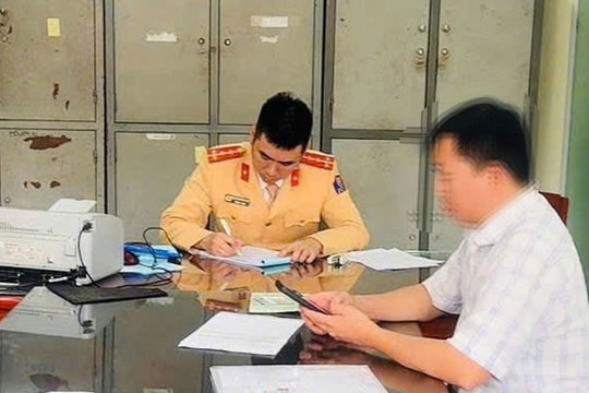 Thái Nguyên: Xử lý lái xe ô tô taxi “sử dụng điện thoại di động” khi điều khiển phương tiện tham gia giao thông