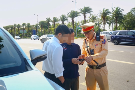 Hà Nội: Từ phản ánh của người dân, CSGT xử lý hàng chục xe dừng, đỗ sai quy định xung quanh sân bay Nội Bài