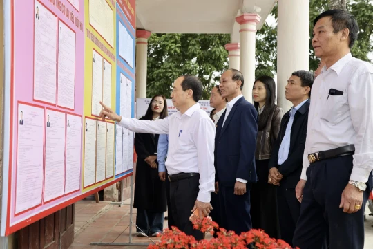 Phó Chủ tịch Thường trực HĐND tỉnh Thanh Hóa Lê Tiến Lam kiểm tra công tác chuẩn bị bầu cử