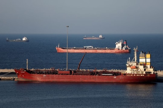 Nóng: Iran bắt đầu rải thủy lôi tại eo biển Hormuz: Bước ngoặt của cuộc chiến?