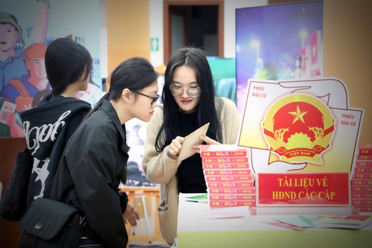 Thư viện Huế trưng bày tài liệu chào mừng ngày bầu cử