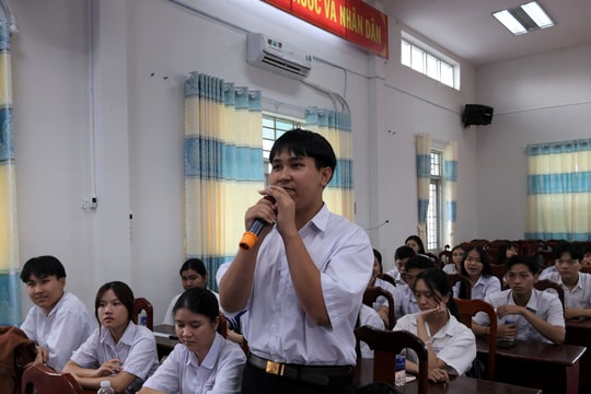 TP. Cần Thơ: Học sinh THPT tiếp xúc ứng viên đại biểu HĐND cấp xã