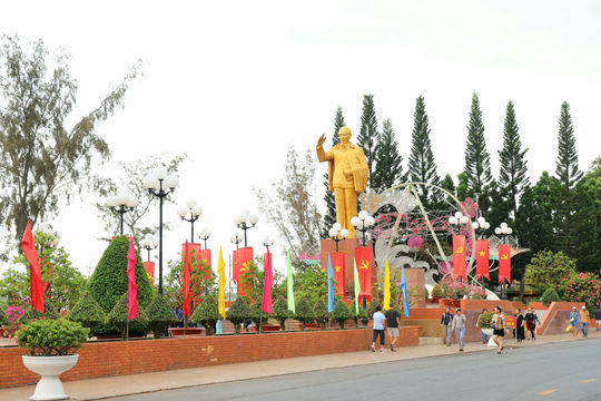 TP. Cần Thơ: Rực rỡ cờ hoa đón chờ ngày hội non sông