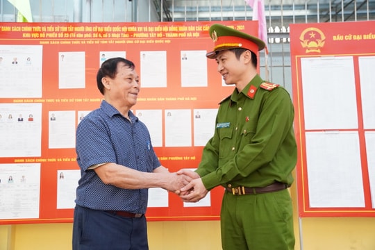 Công an phường Tây Hồ: Sự sẻ chia của người dân trong cao điểm bầu cử là món quà vô giá với lực lượng chức năng