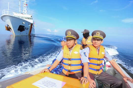Vượt nghìn hải lý đưa lá phiếu đến cử tri giữa trùng khơi
