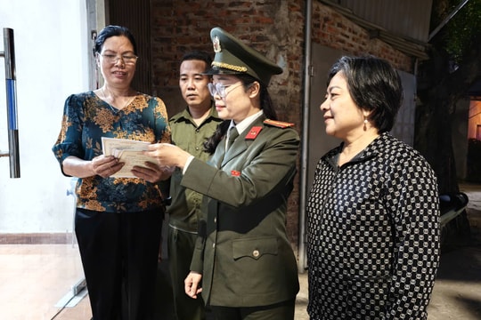 "Bông hồng thép" bám địa bàn thâu đêm giữ an toàn điểm bỏ phiếu