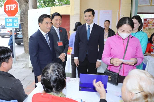 Bí thư Tỉnh ủy Thanh Hóa kiểm tra các khu vực bỏ phiếu trong ngày bầu cử