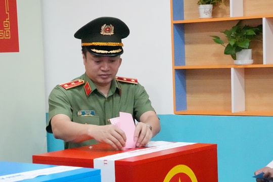 Cán bộ, chiến sĩ Công an TP. Hồ Chí Minh phấn khởi tham gia ngày hội bầu cử