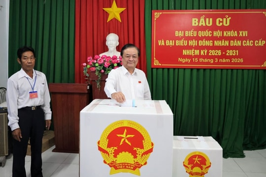 Phó Chủ tịch Quốc hội Lê Minh Hoan là cử tri bỏ phiếu đầu tiên tại phường Cao Lãnh