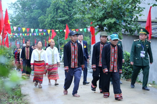 Bà con dân tộc Chứt nô nức đi bầu cử