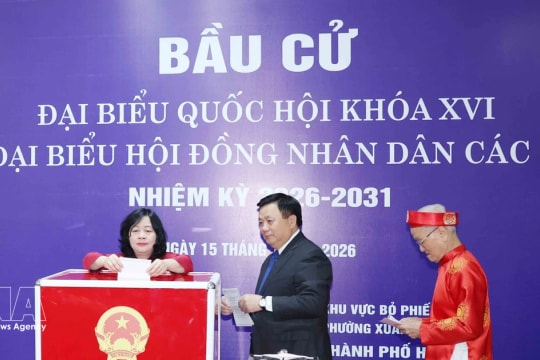 Party, State leaders join Hanoi voters in Election Day