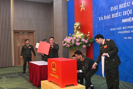 Lãnh đạo Bộ Công an tham gia bầu cử tại Khu vực bỏ phiếu số 5