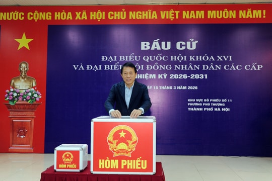 Bộ trưởng Lương Tam Quang bỏ phiếu bầu cử tại Khu vực bỏ phiếu số 11
