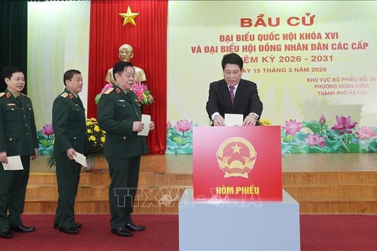Chủ tịch nước Lương Cường bỏ phiếu tại khu vực bỏ phiếu số 26, phường Hoàn Kiếm, Hà Nội