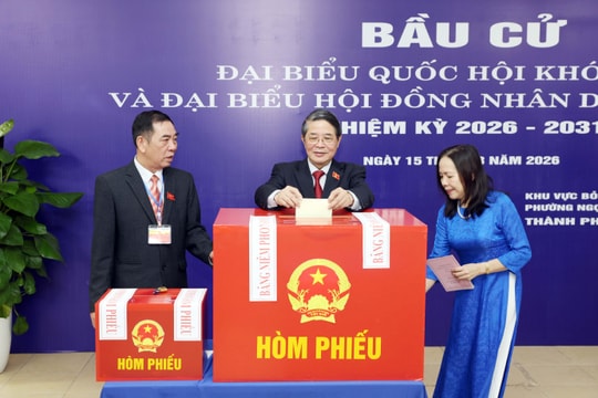 Phó Chủ tịch Quốc hội Nguyễn Đức Hải bầu cử tại Khu vực bỏ phiếu số 21, phường Ngọc Hà, Hà Nội