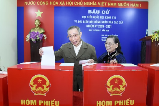 Vợ chồng cụ ông 93 tuổi rạng rỡ tham gia bầu cử, gửi gắm niềm tin vào lá phiếu