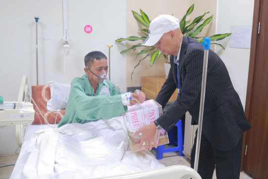 Những lá phiếu đặc biệt bỏ bên giường bệnh