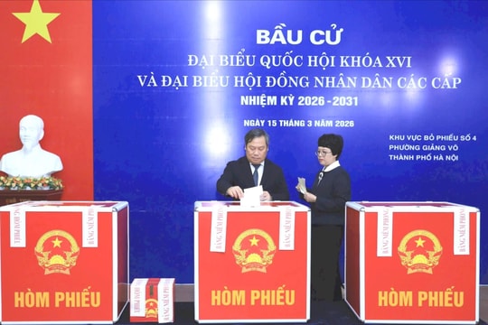 Chủ tịch UBND TP. Hà Nội Vũ Đại Thắng bỏ phiếu bầu cử tại phường Giảng Võ