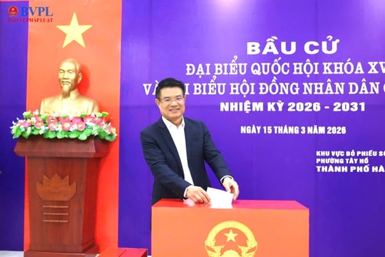 Viện trưởng VKSND tối cao Nguyễn Huy Tiến dự khai mạc và bỏ phiếu bầu cử tại Tổ bầu cử số 25, phường Tây Hồ, Hà Nội