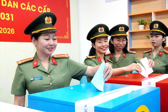 Hình ảnh cử tri TP. Hồ Chí Minh phấn khởi đi bầu cử trong "Ngày hội non sông"