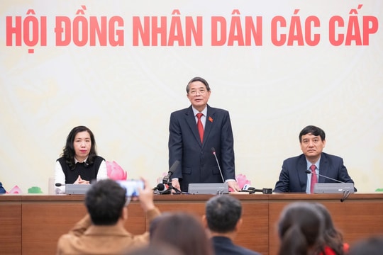 Phó Chủ tịch Quốc hội Nguyễn Đức Hải thăm, động viên phóng viên báo chí tác nghiệp bầu cử tại Nhà Quốc hội