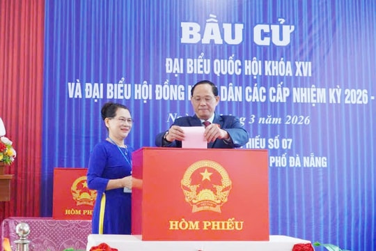 Phó Chủ tịch Quốc hội, Thượng tướng Trần Quang Phương kiểm tra công tác bầu cử và bỏ phiếu tại Đà Nẵng