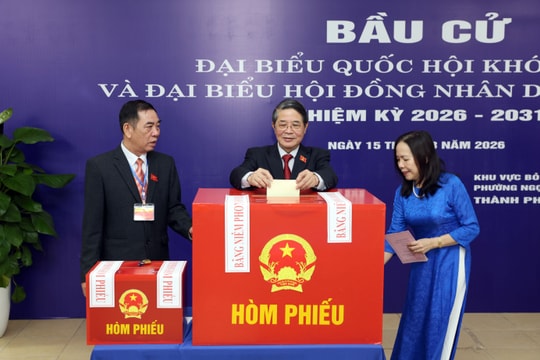 Phó Chủ tịch Quốc hội Nguyễn Đức Hải tham gia ngày hội bầu cử tại phường Ngọc Hà