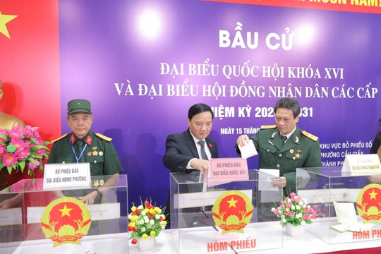 Phó Chủ tịch Quốc hội Nguyễn Khắc Định thực hiện quyền công dân tại Khu vực bỏ phiếu số 16