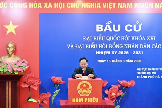 Trưởng Ban Tuyên giáo và Dân vận Trung ương Trịnh Văn Quyết bỏ phiếu bầu cử tại khu vực bỏ phiếu số 16, phường Đại Mỗ, Hà Nội