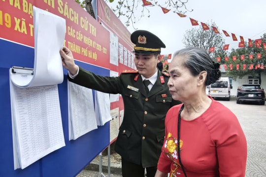 Lực lượng Tham mưu Công an TP. Hà Nội tăng cường hỗ trợ Công an cơ sở trong ngày hội lớn của toàn dân