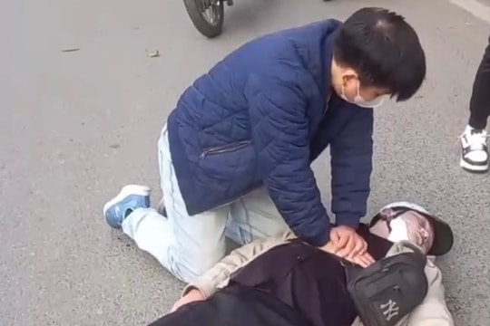 Sở Y tế Hà Nội khen thưởng đột xuất bác sĩ cứu người trên đường