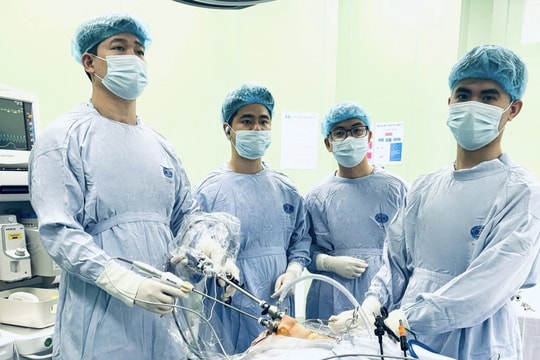 Hai du học sinh về Việt Nam phẫu thuật tuyến giáp tại Bệnh viện K