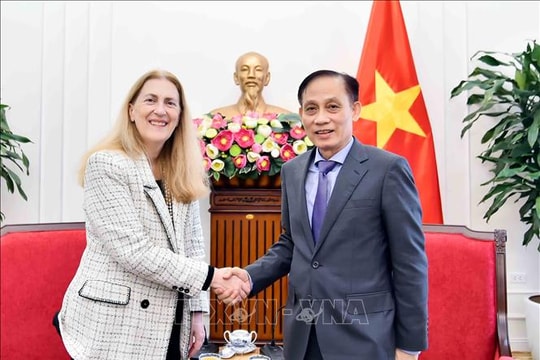 Bộ trưởng Ngoại giao Lê Hoài Trung tiếp Quốc Vụ khanh Bộ Kinh tế, Giáo dục và Nghiên cứu Thụy Sỹ