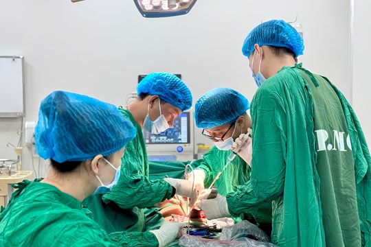 Vỡ đại tràng nguy kịch vì trì hoãn điều trị ung thư