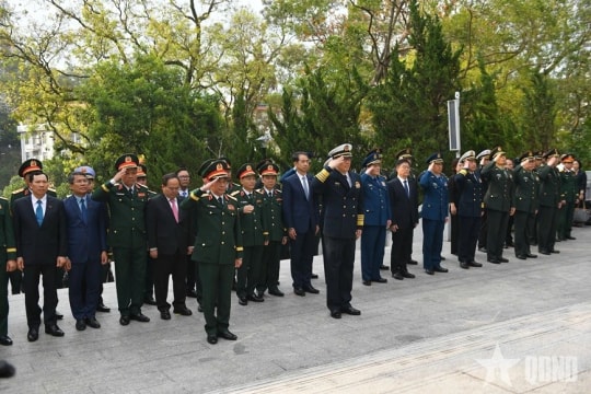 Vietnam, China defence ministers visit border unit, launch joint naval patrol