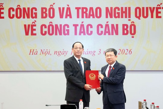 Trao Nghị quyết của Ủy ban Thường vụ Quốc hội về công tác cán bộ
