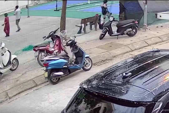 Khen thưởng 2 bác sĩ kịp thời cứu người đột quỵ trên sân bóng chuyền