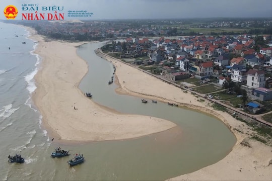 Quảng Trị: 350 tàu thuyền không thể ra khơi vì cát bồi lấp cửa biển