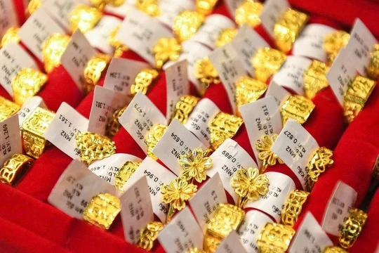 Ngày 21/3: Vàng lao dốc mạnh, mất hơn 5 triệu đồng/lượng ngay đầu phiên