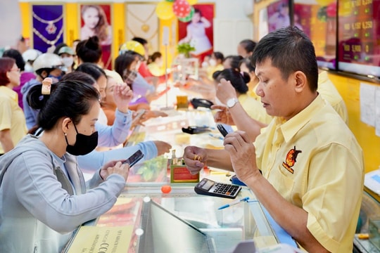 Vàng "bốc hơi" gần 12 triệu trong tuần: Kịch bản nào cho tuần mới?