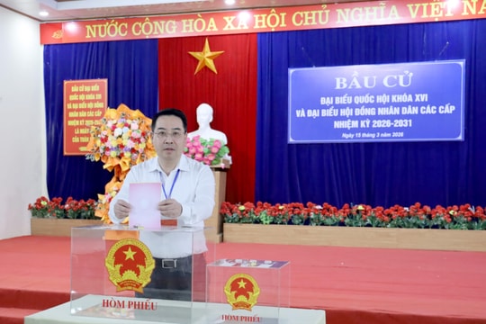 Chủ tịch UBND tỉnh Lào Cai Nguyễn Tuấn Anh dự, kiểm tra công tác bầu cử tại một số khu vực bỏ phiếu