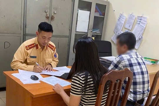 Hà Nội: Xử phạt tài xế dùng điện thoại khi lái xe, không để hành vi nhỏ gây hệ lụy lớn