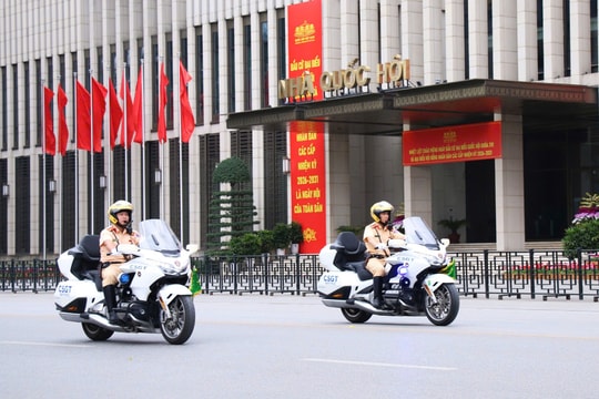 Gặp xe ưu tiên đang làm nhiệm vụ: Người tham gia giao thông cần làm gì?