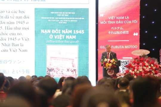Hiệu trưởng Trường Đại học Việt Nhật nhận kỷ niệm chương của Đại học Quốc gia Hà Nội