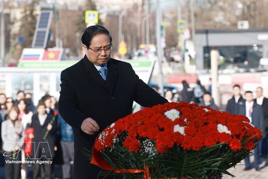 PM Pham Minh Chinh pays floral tribute to President Ho Chi Minh in Russia