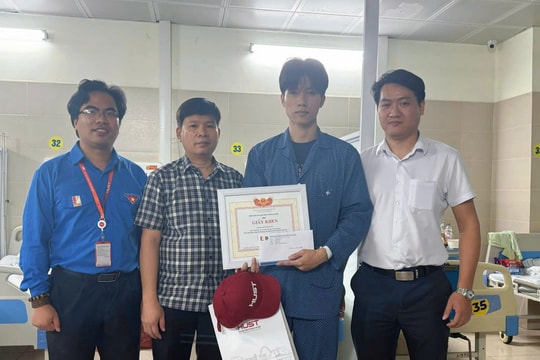 Đại học Bách khoa Hà Nội khen thưởng nam sinh dũng cảm tham gia cứu người trong đám cháy