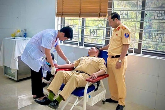 Lào Cai: Đại úy Cảnh sát giao thông kịp thời hiến máu cứu sống mẹ con sản phụ